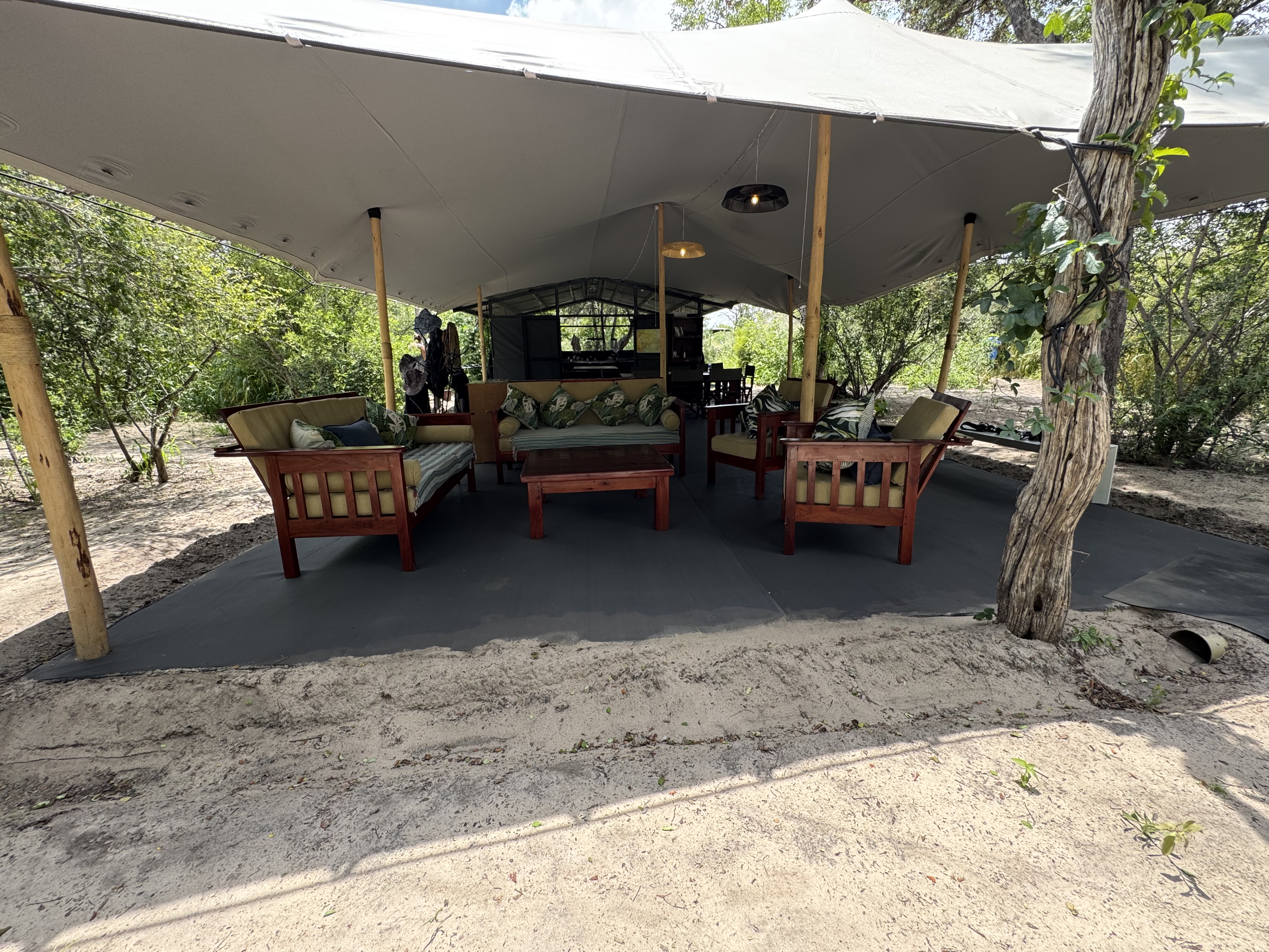 Main lounge & dining area